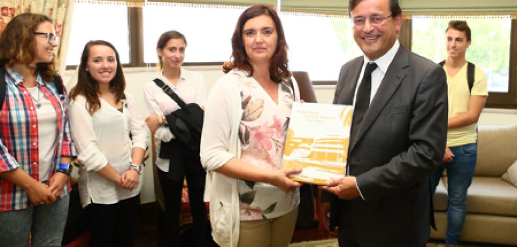 ALUNOS DE ALBUFEIRA PARTICIPARAM NA COMPETIÇÃO NACIONAL DA JUNIOR ACHIEVEMENT ALUNOS DE ALBUFEIRA PARTICIPARAM NA COMPETIÇÃO NACIONAL DA JUNIOR ACHIEVEMENT