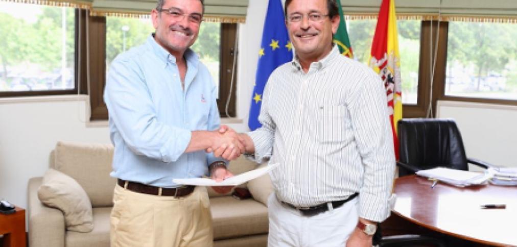 CÂMARA MUNICIPAL DE ALBUFEIRA ASSINA PROTOCOLO COM APAL CÂMARA MUNICIPAL DE ALBUFEIRA ASSINA PROTOCOLO COM APAL