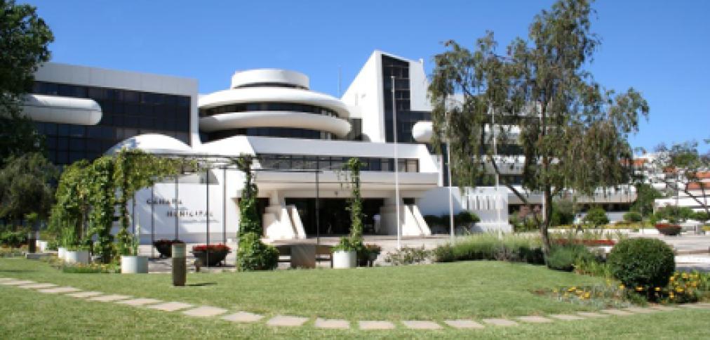MUNICÍPIO DE ALBUFEIRA REDUZ TAXAS PARA AJUDAR MUNICÍPES, FAMÍLIAS E EMPRESAS MUNICÍPIO DE ALBUFEIRA REDUZ TAXAS PARA AJUDAR MUNICÍPES, FAMÍLIAS E EMPRESAS