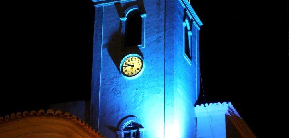 ALBUFEIRA ILUMINA TORRE DO RELÓGIO DE AZUL ALBUFEIRA ILUMINA TORRE DO RELÓGIO DE AZUL