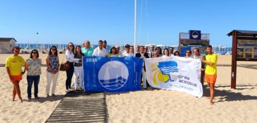 ALBUFEIRA HASTEIA BANDEIRAS AZUL E DE PRAIA ACESSÍVEL NAS ZONAS BALNEARES DO CONCELHO ALBUFEIRA HASTEIA BANDEIRAS AZUL E DE PRAIA ACESSÍVEL NAS ZONAS BALNEARES DO CONCELHO