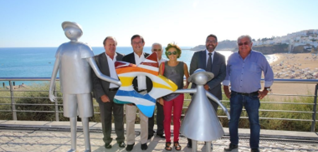 ALBUFEIRA HOMENAGEIA TURISTAS COM ESCULTURA NO PAU DA BANDEIRA ALBUFEIRA HOMENAGEIA TURISTAS COM ESCULTURA NO PAU DA BANDEIRA