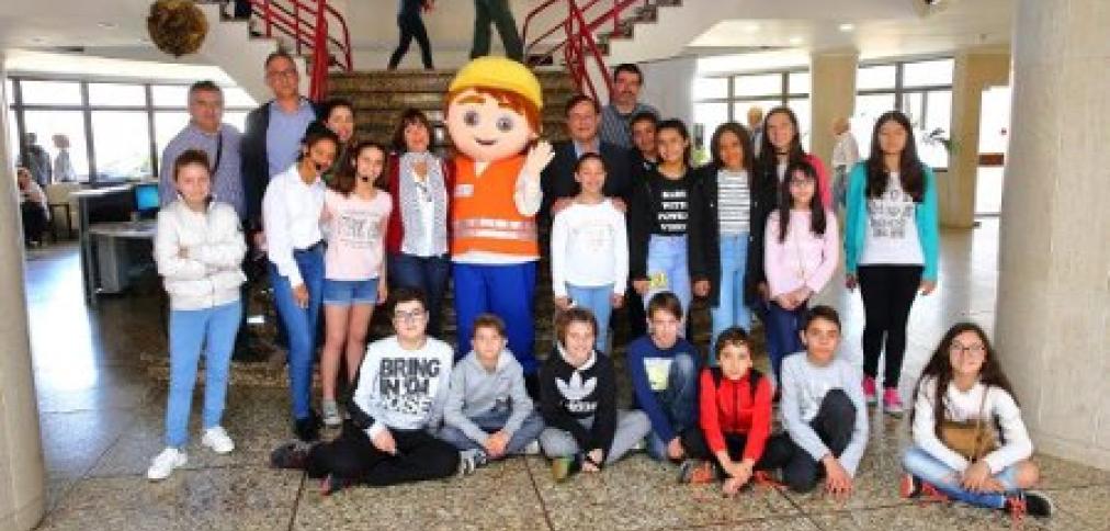 CRIANÇAS SENSIBILIZAM TRABALHADORES MUNICIPAIS CRIANÇAS SENSIBILIZAM TRABALHADORES MUNICIPAIS