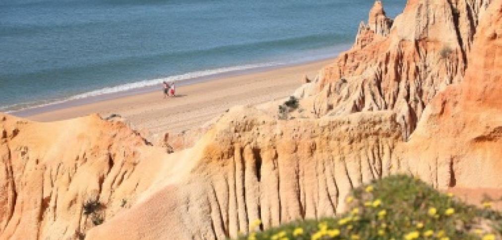 ALBUFEIRA CONTINUA A LIDERAR COM A TOTALIDADE DAS PRAIAS GALARDOADAS COM BANDEIRA AZUL ALBUFEIRA CONTINUA A LIDERAR COM A TOTALIDADE DAS PRAIAS GALARDOADAS COM BANDEIRA AZUL