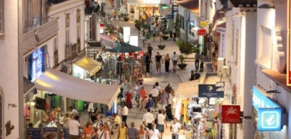 MUNICÍPIO DE ALBUFEIRA IMPLEMENTA RECOLHA PORTA A PORTA DE RESÍDUOS VERDES E MONSTROS URBANOS MUNICÍPIO DE ALBUFEIRA IMPLEMENTA RECOLHA PORTA A PORTA DE RESÍDUOS VERDES E MONSTROS URBANOS