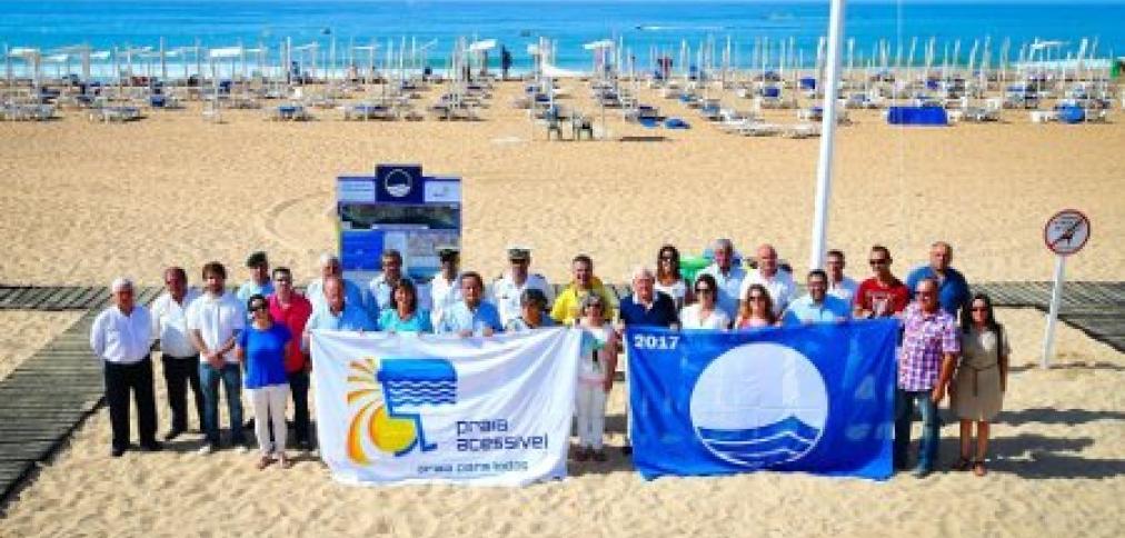 ALBUFEIRA HASTEOU BANDEIRAS AZUIS E DE PRAIAS ACESSÍVEIS ALBUFEIRA HASTEOU BANDEIRAS AZUIS E DE PRAIAS ACESSÍVEIS