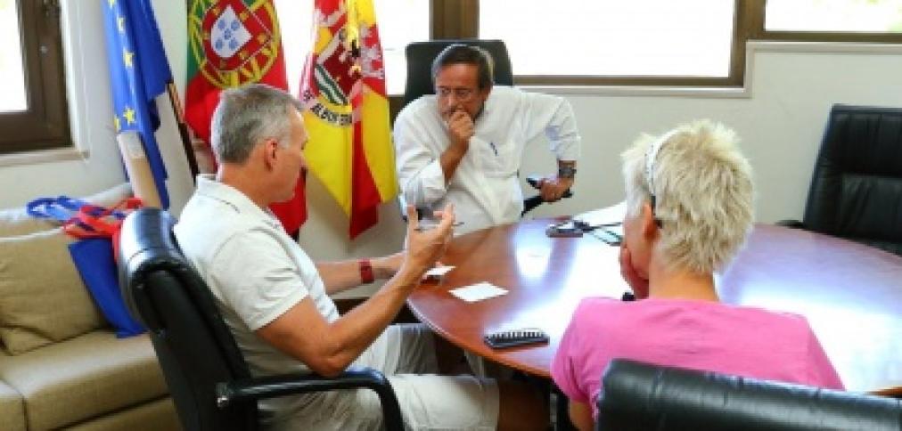 EMBAIXADOR DA LITUÂNIA APRESENTA CUMPRIMENTOS A CARLOS SILVA E SOUSA EMBAIXADOR DA LITUÂNIA APRESENTA CUMPRIMENTOS A CARLOS SILVA E SOUSA