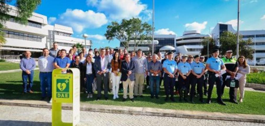 ALBUFEIRA É O PRIMEIRO MUNICÍPIO PORTUGUÊS A COLOCAR DESFIBRILHADORES AUTOMÁTICOS EXTERNOS NA VIA PÚBLICA