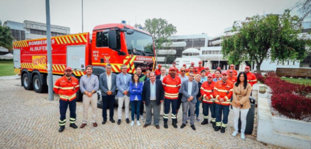 MUNICÍPIO DE ALBUFEIRA FINANCIA NOVA VIATURA DE COMBATE A INCÊNDIOS AOS BOMBEIROS MUNICÍPIO DE ALBUFEIRA FINANCIA NOVA VIATURA DE COMBATE A INCÊNDIOS AOS BOMBEIROS