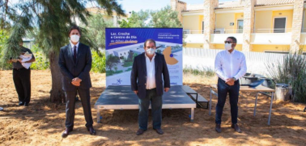 LANÇAMENTO DA PRIMEIRA PEDRA ASSINALA CONSTRUÇÃO DE EQUIPAMENTO SOCIAL DE APOIO À INFÂNCIA E À TERCEIRA IDADE