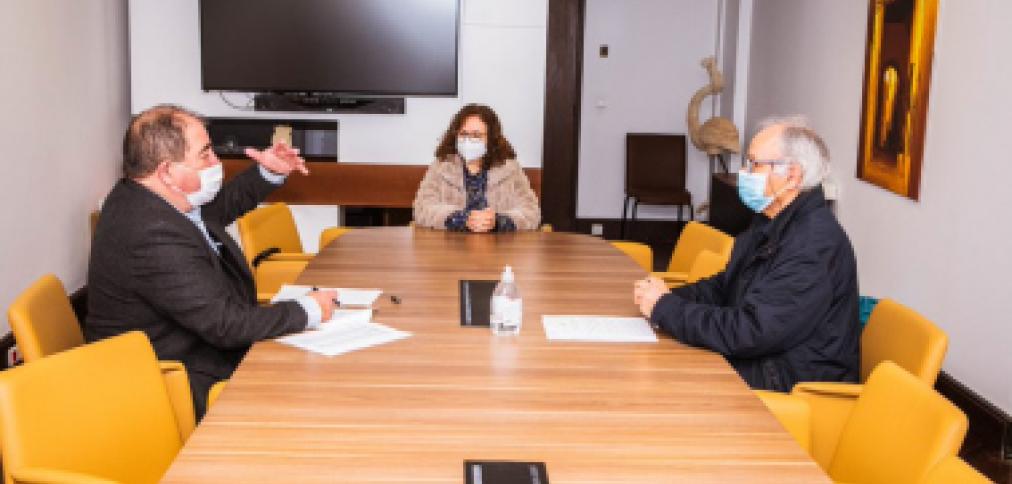 MUNICÍPIO ENTREGA EQUIPAMENTO INFORMÁTICO A ALUNOS DO SECUNDÁRIO