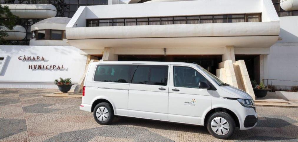 MUNICÍPIO ENTREGA CARRINHA À FREGUESIA DA GUIA PARA TRANSPORTE ESCOLAR