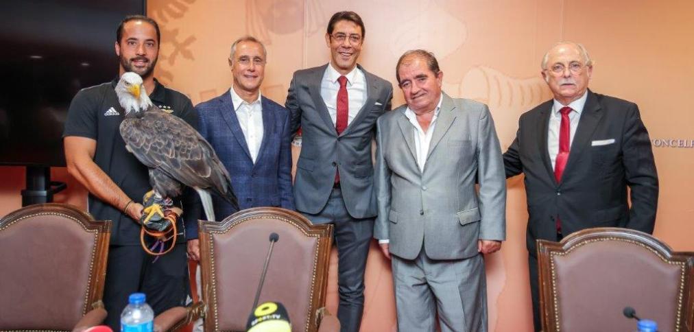 RUI COSTA RECEBIDO NO SALÃO NOBRE DE ALBUFEIRA NO DIA EM QUE INAUGURA A CASA 61 DO S.L. BENFICA