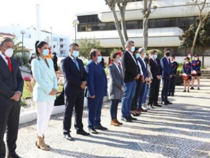 grupo na rua parado