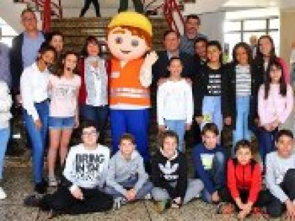 CRIANÇAS SENSIBILIZAM TRABALHADORES MUNICIPAIS