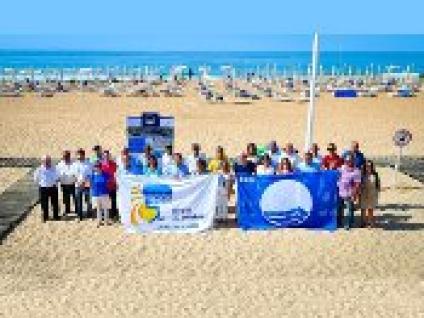 ALBUFEIRA HASTEOU BANDEIRAS AZUIS E DE PRAIAS ACESSÍVEIS