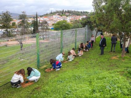 Celebração do dia da floresta autóctone com a plantação de árvores da região