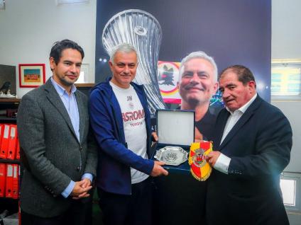 O Executivo da Câmara Municipal de Albufeira marcou presença e distinguiu a equipa, treinada por José Mourinho, com uma salva de honra