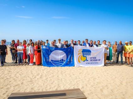 Albufeira hasteia Bandeiras Azuis e de Praia Acessível