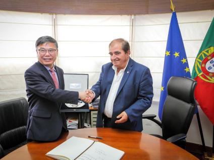 Visita do embaixador da China