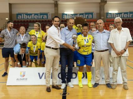 Entrega da taça à equipa vencedora