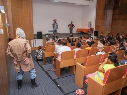 Alunos no auditório da escola EB1 Vale Pedras