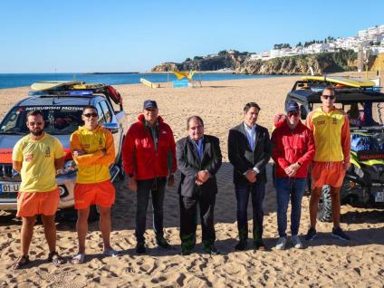 Elementos do executivo municipal e da Associação de Nadadores Salvadores de Albufeira na praia dos Pescadores