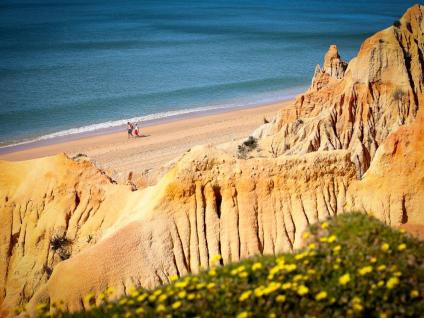 Praia da Falésia com casal a passear