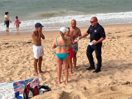 MANTENHA DISTÂNCIA DAS ARRIBAS”: CAMPANHA EM MARCHA NAS PRAIAS DE ALBUFEIRA