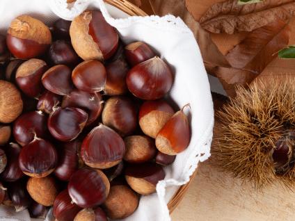 Castanhas dentro de um cesto