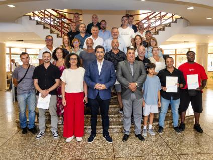 Foto com executivo da câmara municipal de Albufeira e representantes de clubes e associações do concelho
