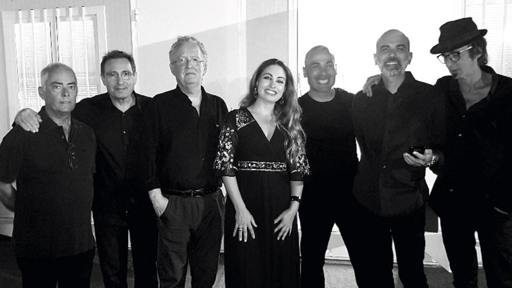 grupo musical de pé olhar em frente