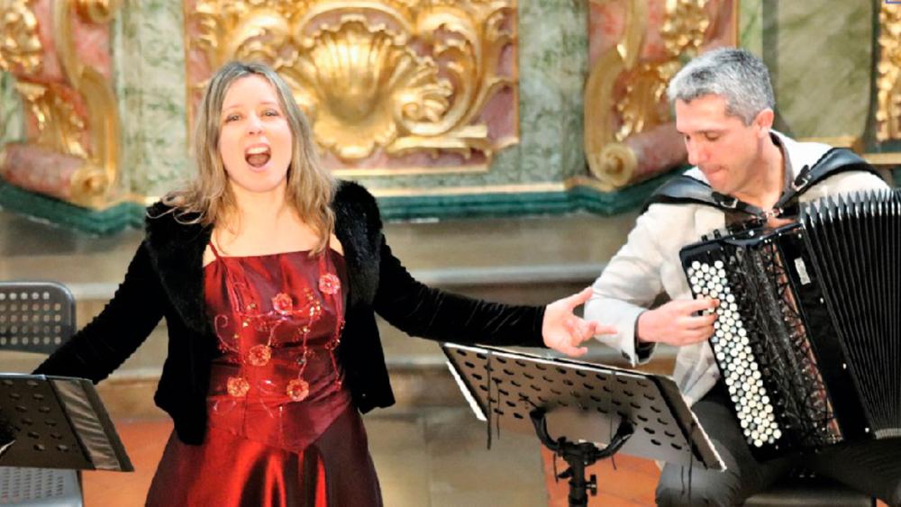 mulher a cantar e o homem tocar instrumento