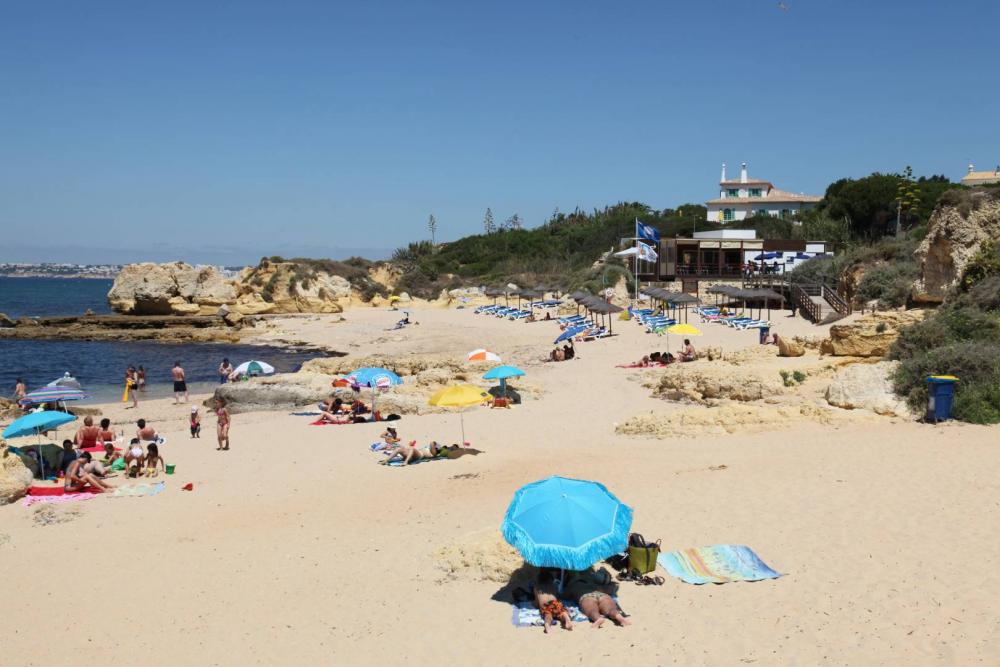praia com muitas areia pouca pessoas