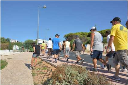 pessoas a caminhar