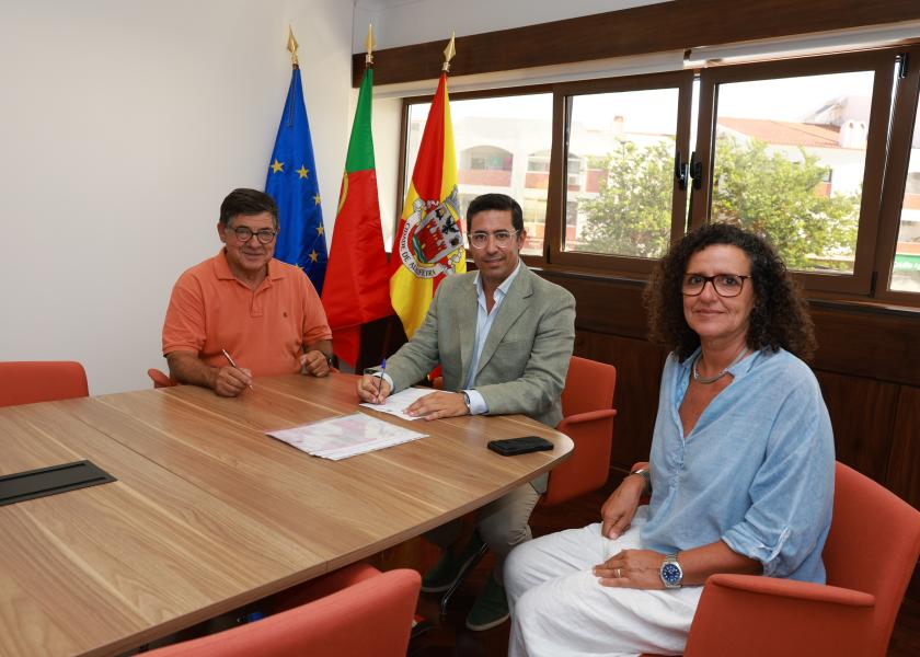 Assinatura de protocolo entre a Câmara Municipal de Albufeira e a APEXA