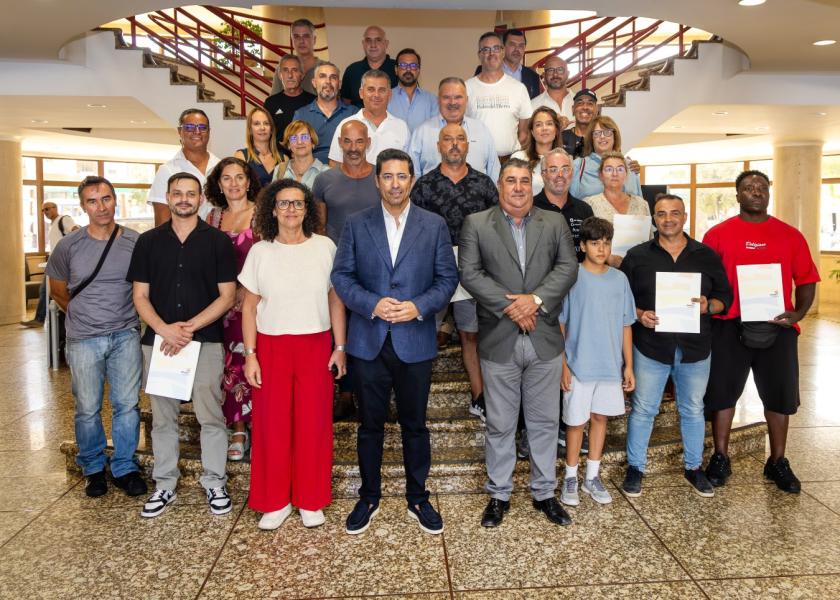 Foto com executivo da câmara municipal de Albufeira e representantes de clubes e associações do concelho