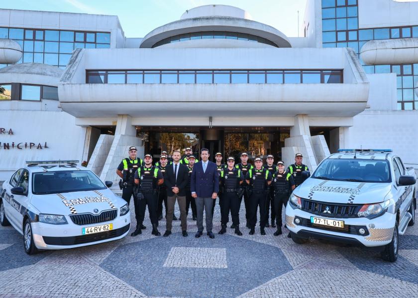ENTREGA DIVISAS E CARTEIRAS PROFISSIONAIS A 12 AGENTES DA POLÍCIA MUNICIPAL