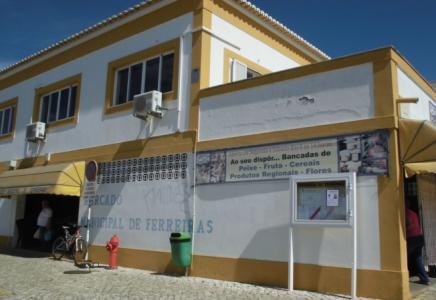 edificio branco e amarelo