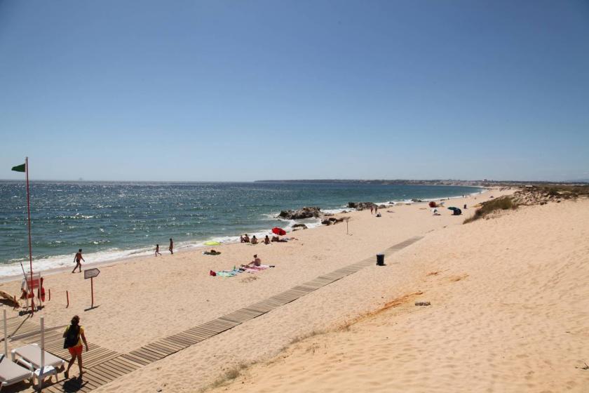 praia com pouca gente