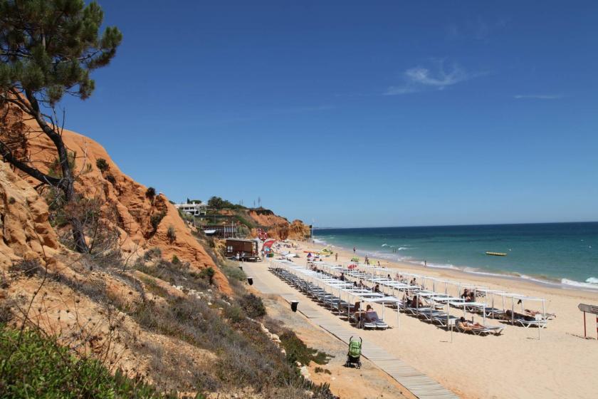 praia rocha areia e mar