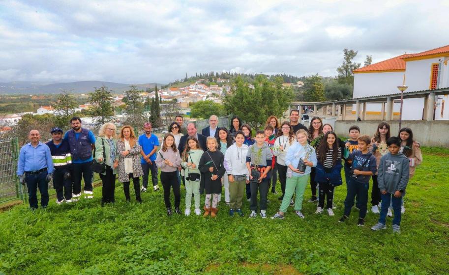 Celebração do dia da floresta autóctone com a plantação de árvores da região