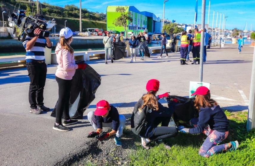 Ação conjunta do Município recolhe duas toneladas de resíduos na zona costeira