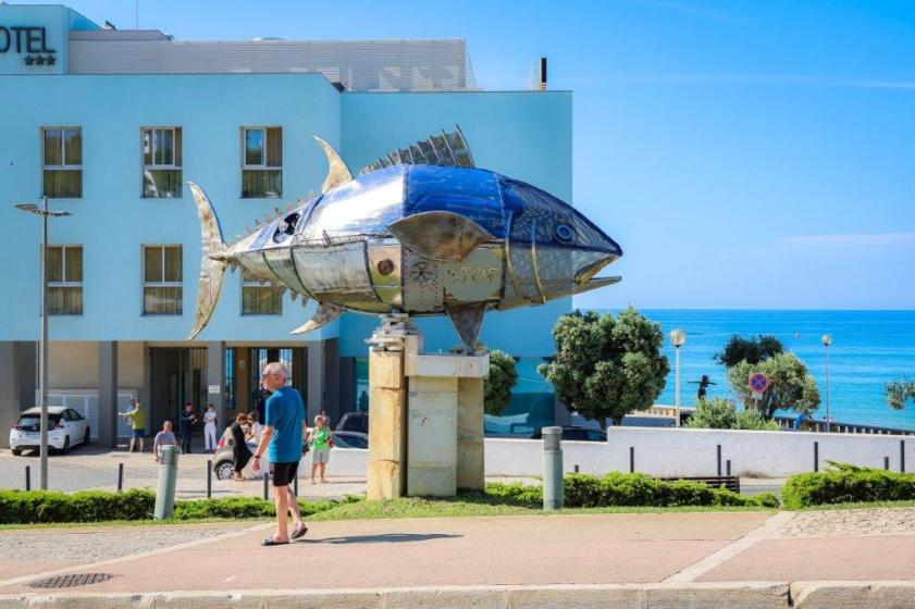Escultura &quot;Atum&quot; homenageia os homens e mulheres das conserveiras de Albufeira