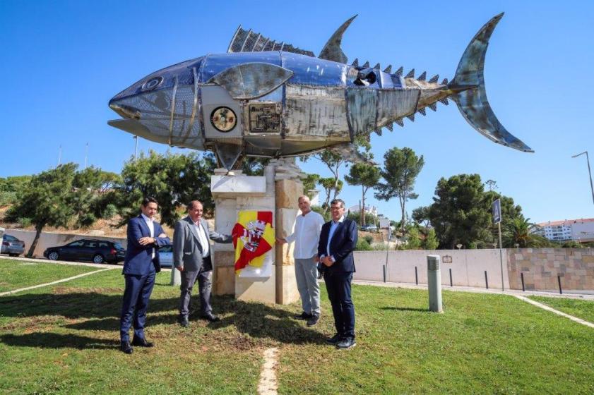 Escultura &quot;Atum&quot; homenageia os homens e mulheres das conserveiras de Albufeira
