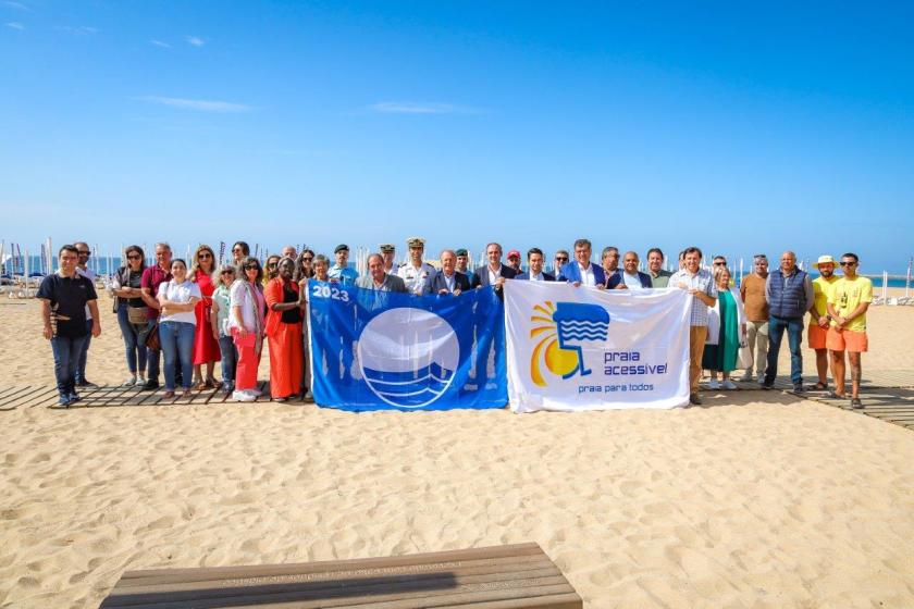 Albufeira hasteia Bandeiras Azuis e de Praia Acessível