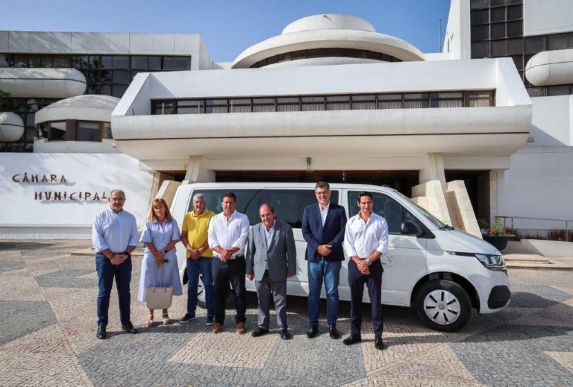 MUNICÍPIO ENTREGA CARRINHA À FREGUESIA DA GUIA PARA TRANSPORTE ESCOLAR