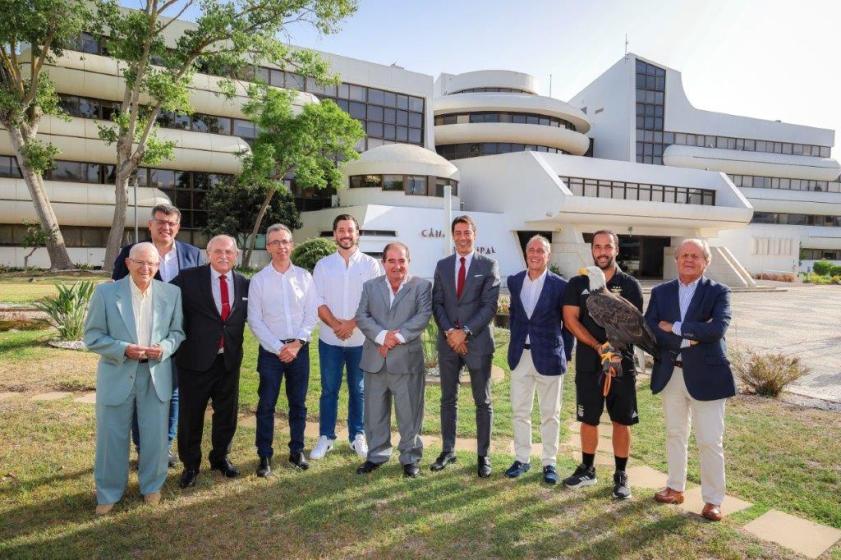 RUI COSTA RECEBIDO NO SALÃO NOBRE DE ALBUFEIRA NO DIA EM QUE INAUGURA A CASA 61 DO S.L. BENFICA