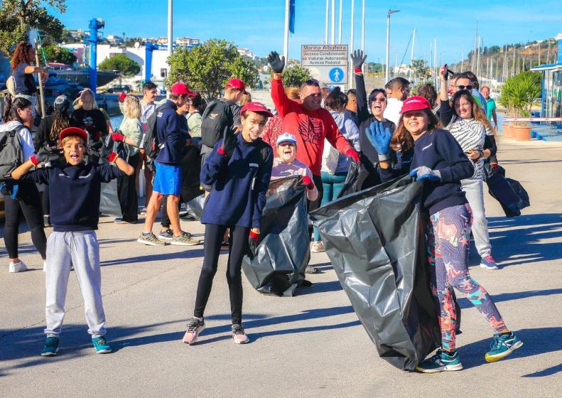 Ação de limpeza costeira