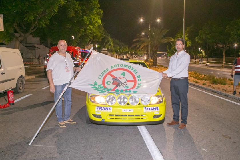 Bandeira do Clube Automóvel do Sul com o vice-presidente do Município